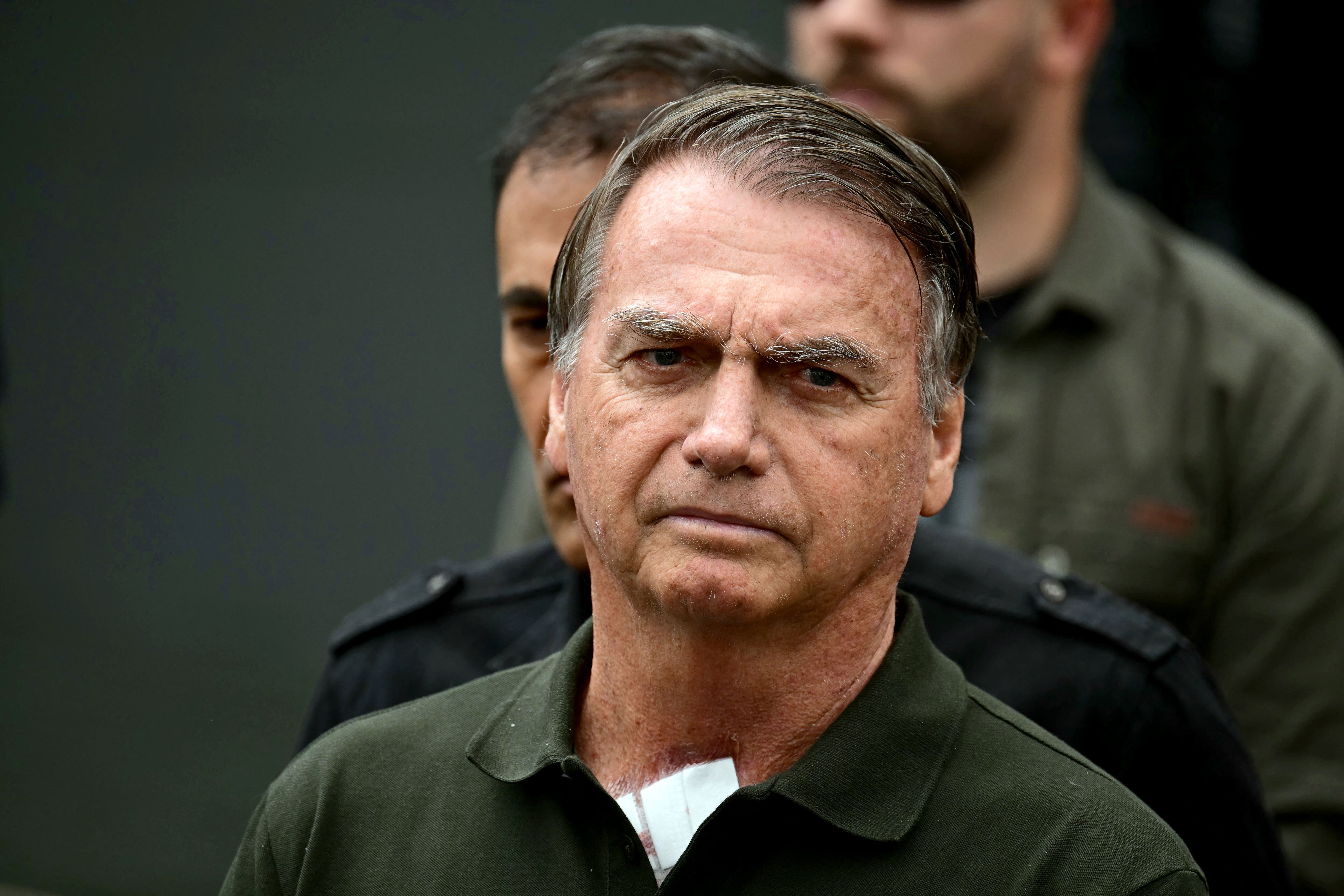 Bolsonaro Passa por Cirurgia no Ombro com Sucesso: Saiba Mais