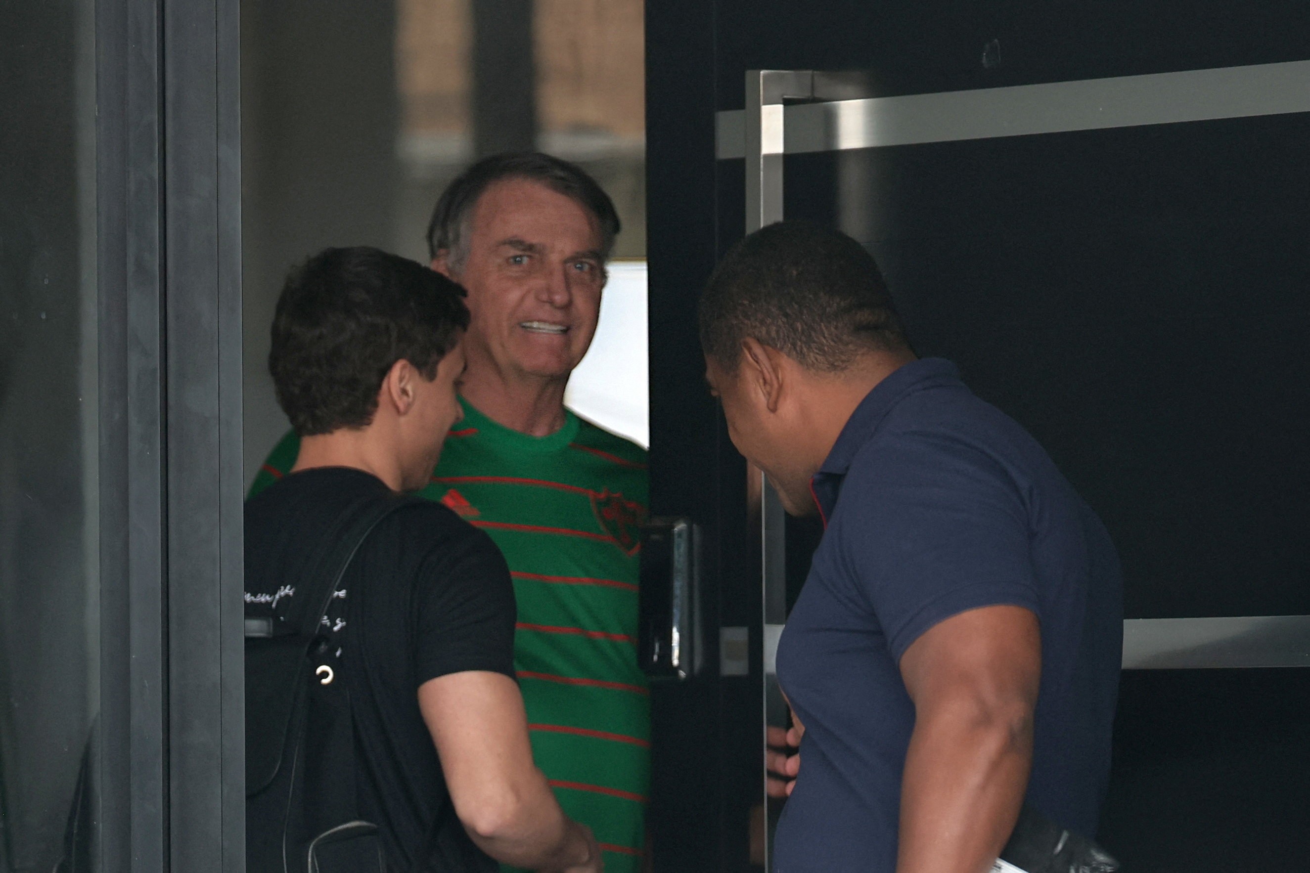 Bolsonaro pede autorização de Moraes para reduzir a pena da trama golpista lendo livros
