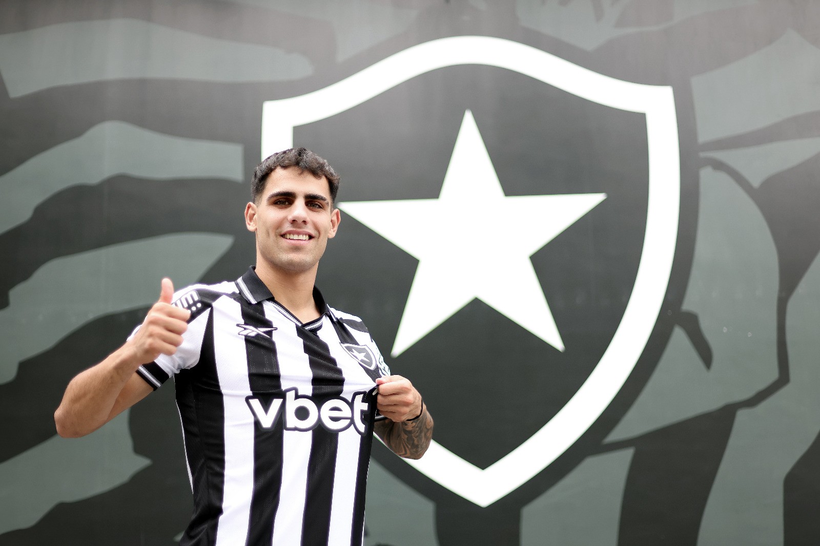 Botafogo anuncia a contratação do atacante Lucas Villalba