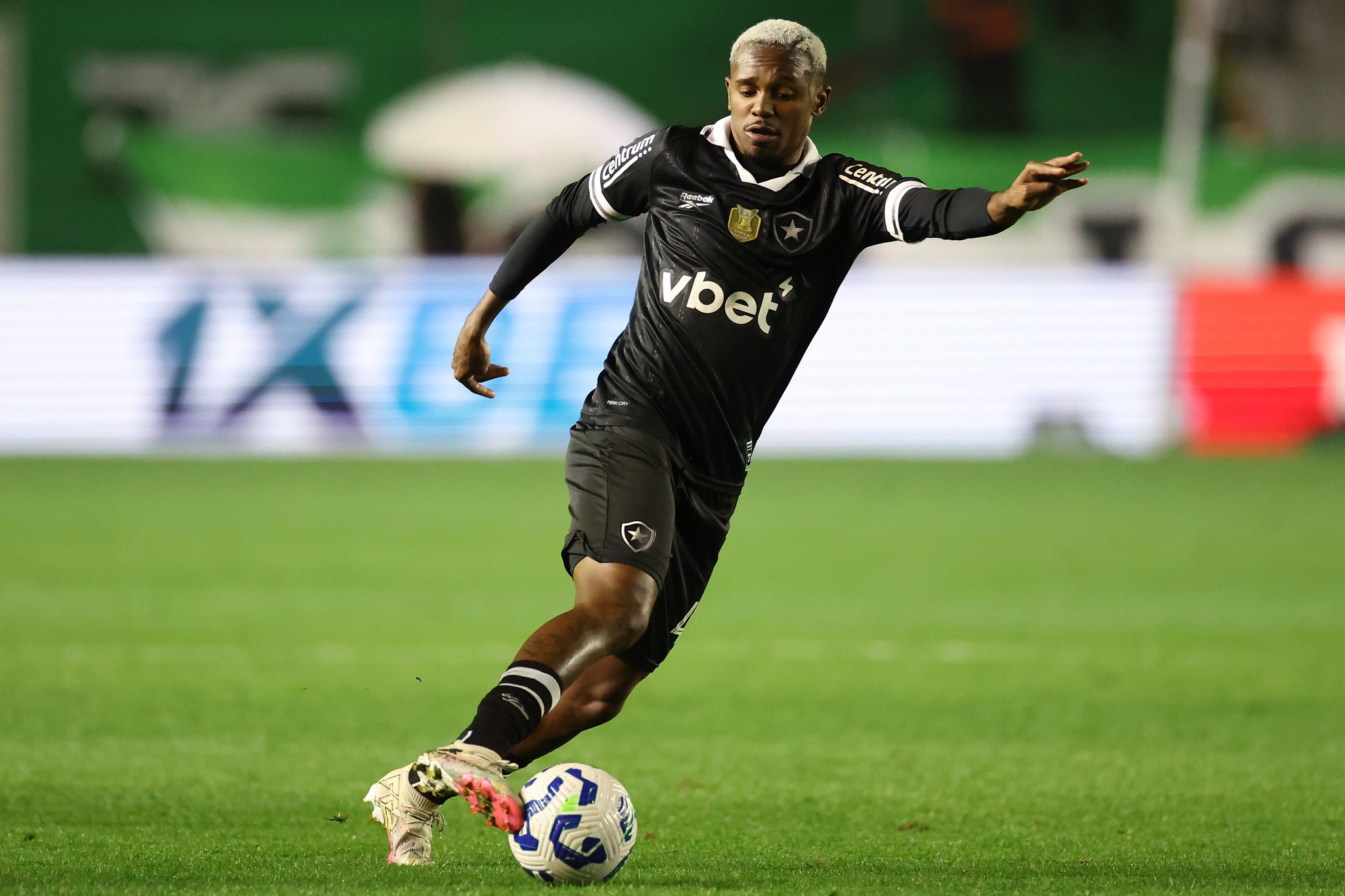 Botafogo encaminha empréstimo de Jeffinho para clube da China