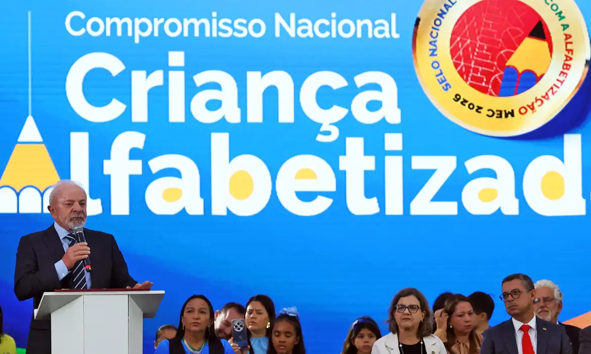 Brasil Alcança Marca Histórica de Alfabetização: 66% das Crianças no Tempo Certificado!