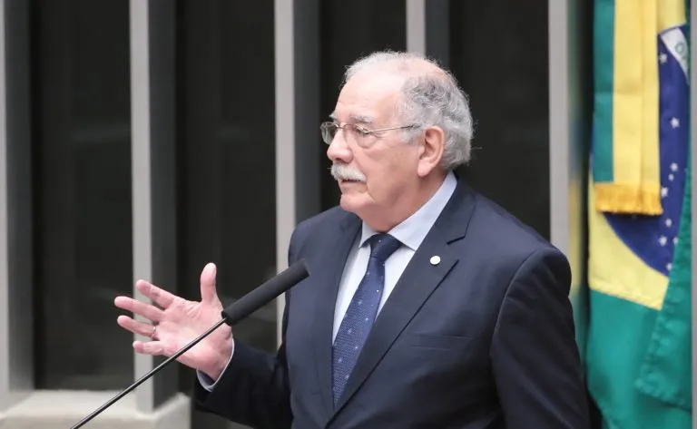 Brasil: Lei que obriga instalação de desfibriladores em locais públicos é aprovada