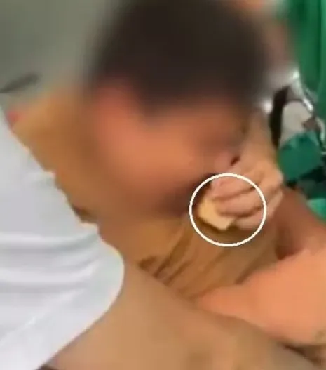 Bullying em Escola: Aluno é Forçado a Comer 7 Fatias de Bolo e Filmado no Banheiro