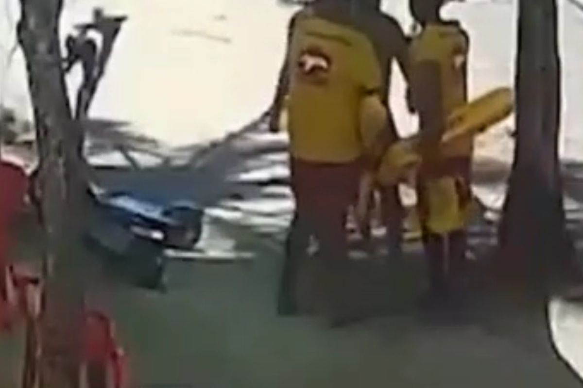 Câmera flagra pancadaria entre banhistas e salva-vidas após discussão. Vídeo
