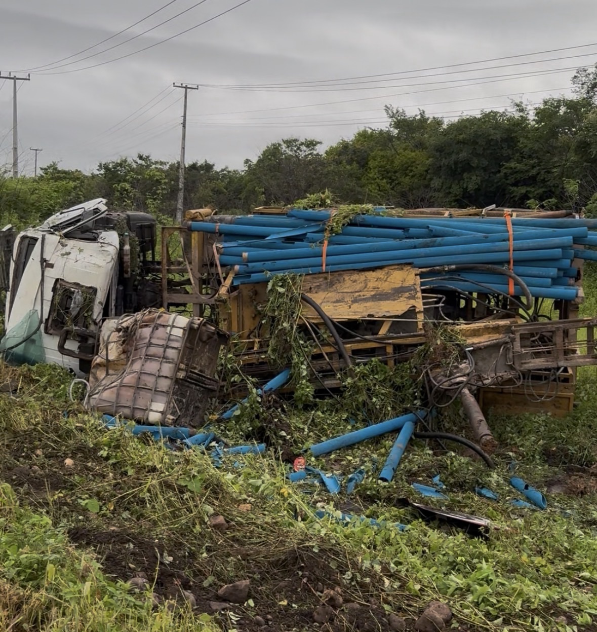 Capotamento de Caminhão em Crateús: Acidente de Trânsito na CE-187