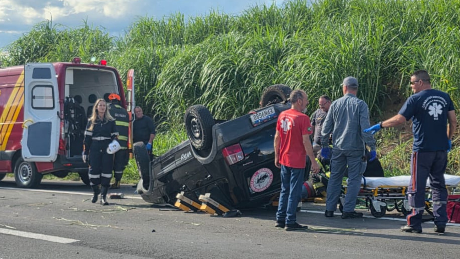 Carro capota e interdita Rodovia João Beira em Jaguariúna; vítima leve é socorrida pelo Ág