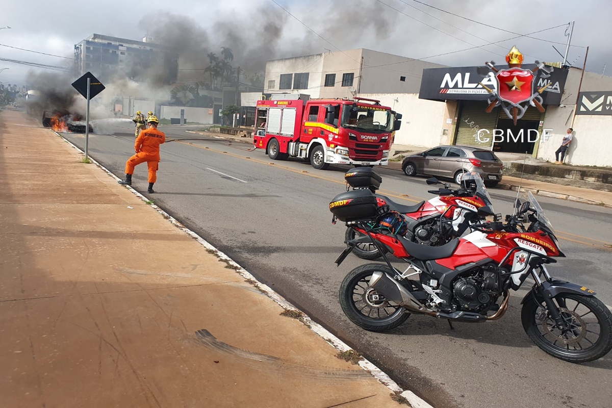 Carro é consumido por chamas e mobiliza bombeiros em via do DF. Veja vídeo