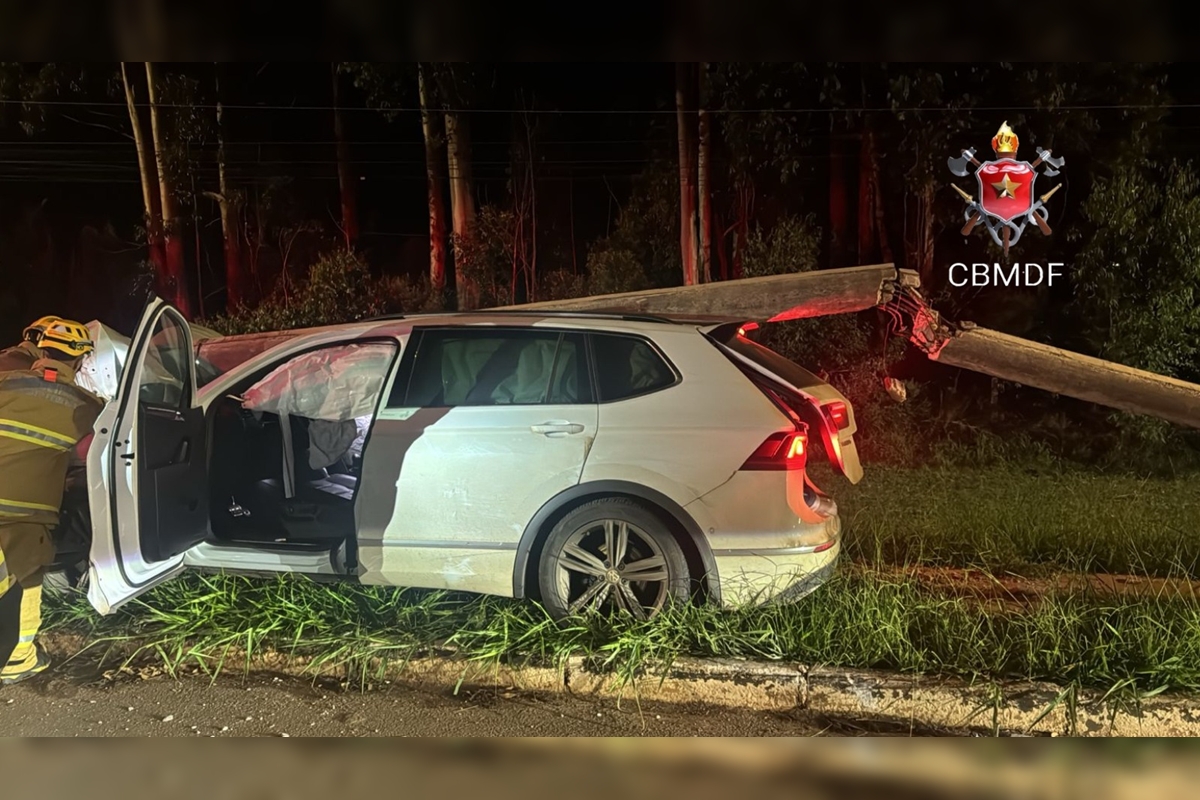 Carro e poste ficam destruídos após acidente em rodovia do DF