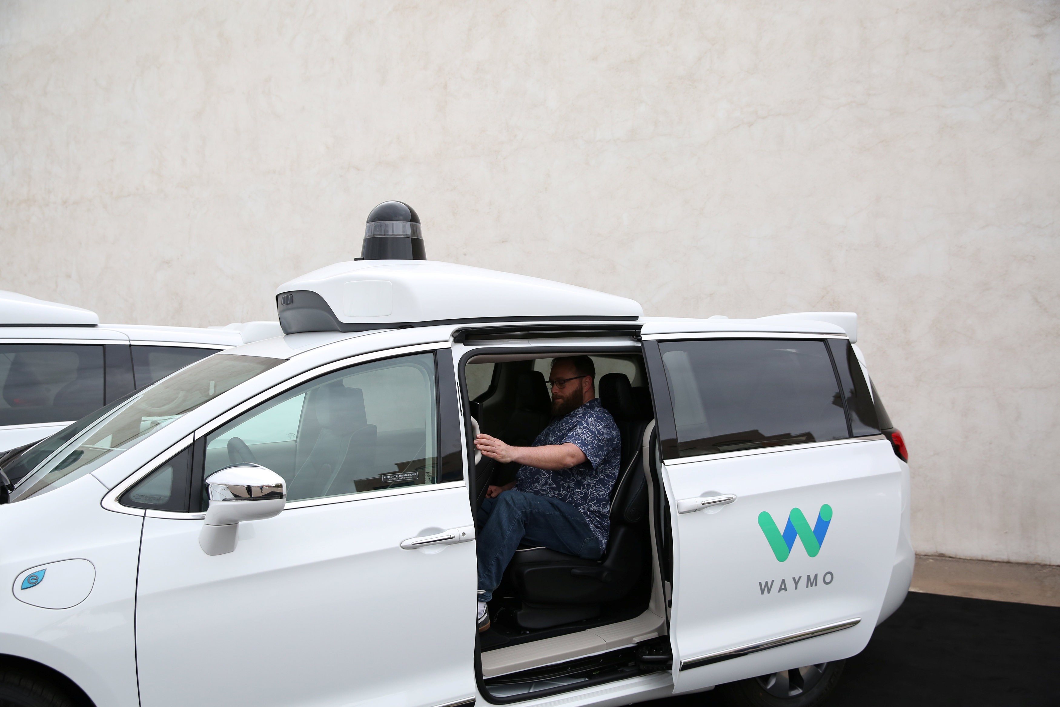 Carros Autônomos da Waymo são Recolhidos após Falso em Vias Alagadas nos EUA