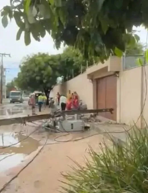 Ceará: Caminhoneiro morre após atingir auxiliar de motorista com fios energizados