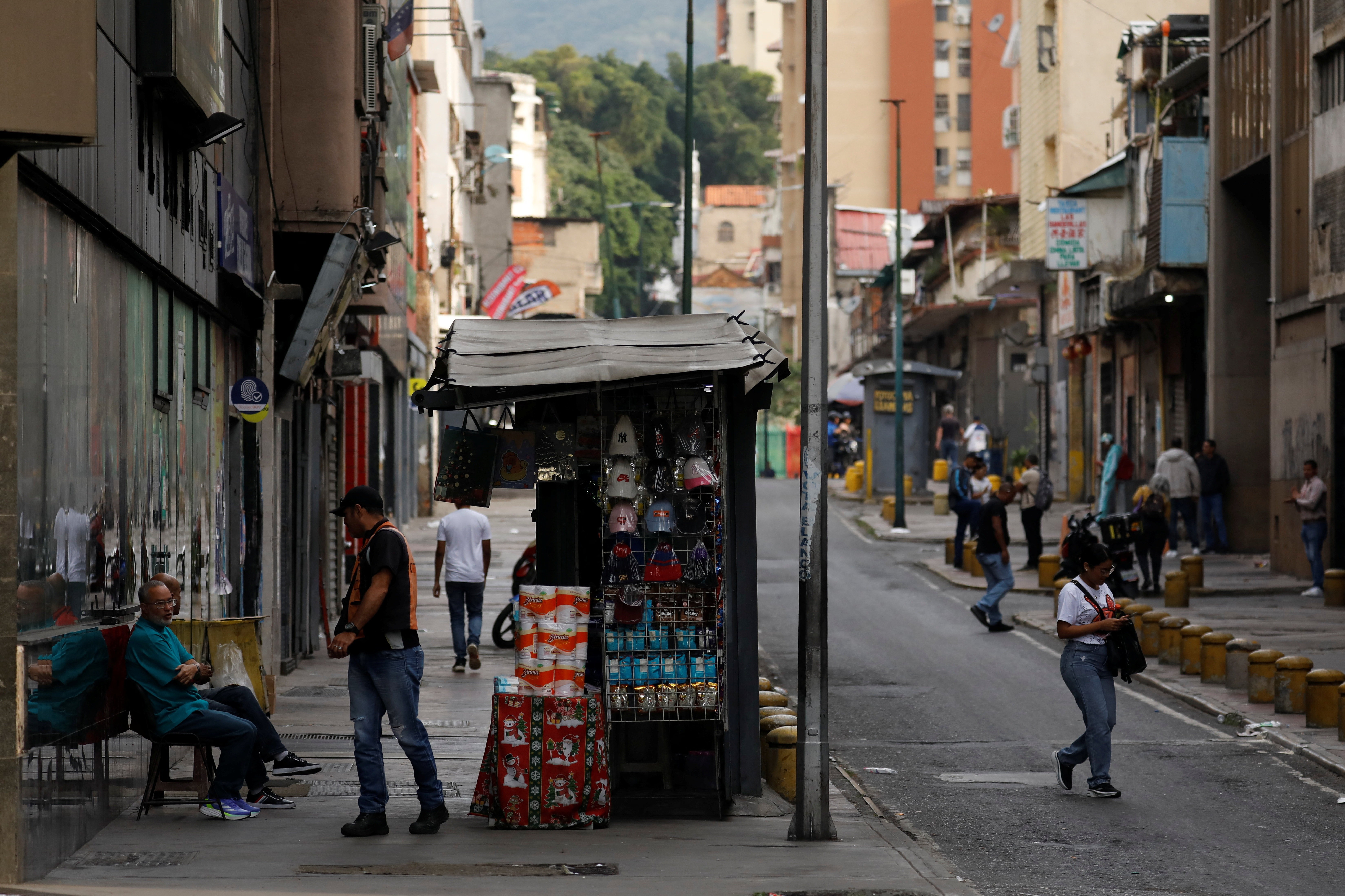 Celulares fiscalizados e medo de ser preso: venezuelanos relatam incerteza após captura de