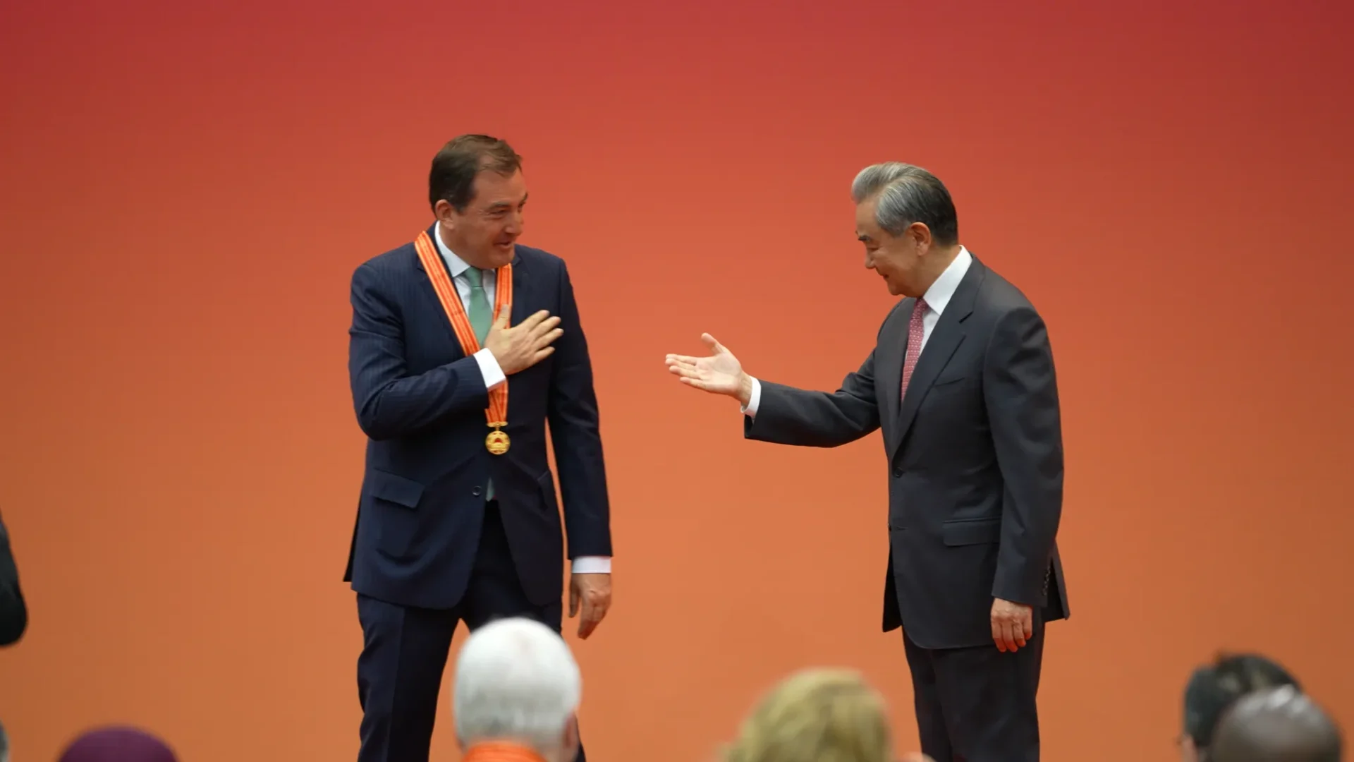 China Honra Diplomatas: 2 Latino-Americanos Recebem Medalha ao Diplomata Destacado