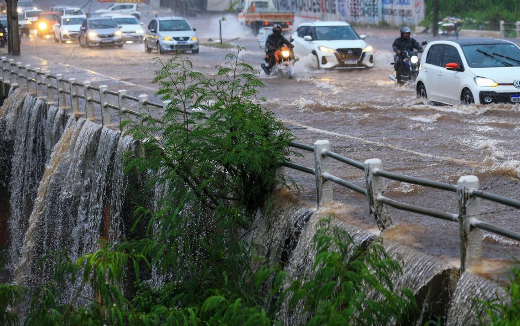 Chuva alaga BR-153, bloqueia Marginal Botafogo e atinge terminal Praça da Bíblia, em Goiân
