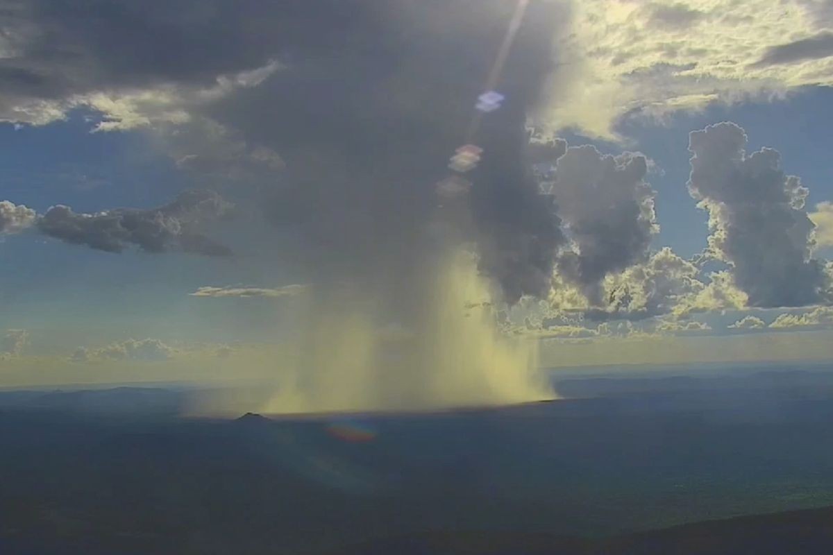 Chuva isolada forma imagem impressionante a mais de mil metros de altura no Pantanal