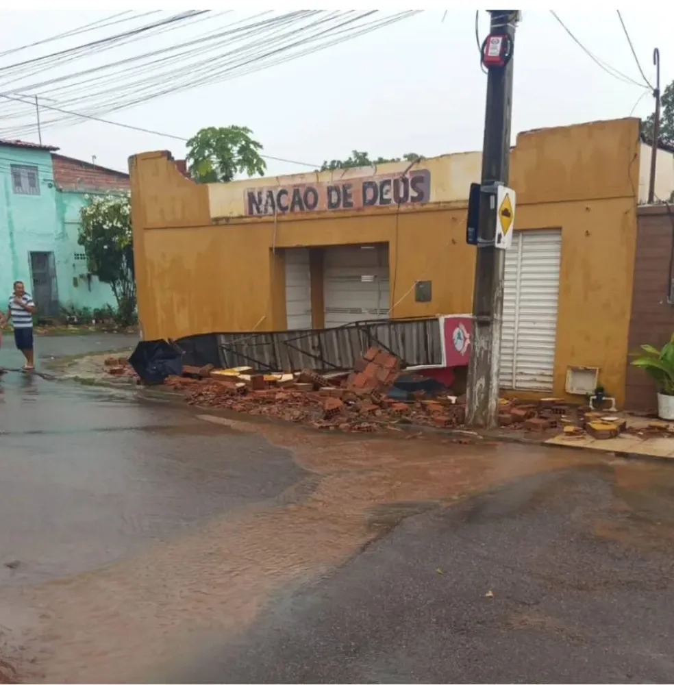 Chuvas Fortes Causam Danos em Igreja Evangélica e Posto de Gasolina em Crato, Ceará
