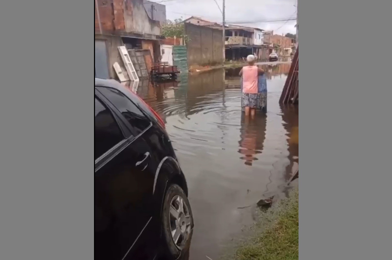 Chuvas provocam alagamentos em Campos e deixam moradores ilhados em alguns ba...
