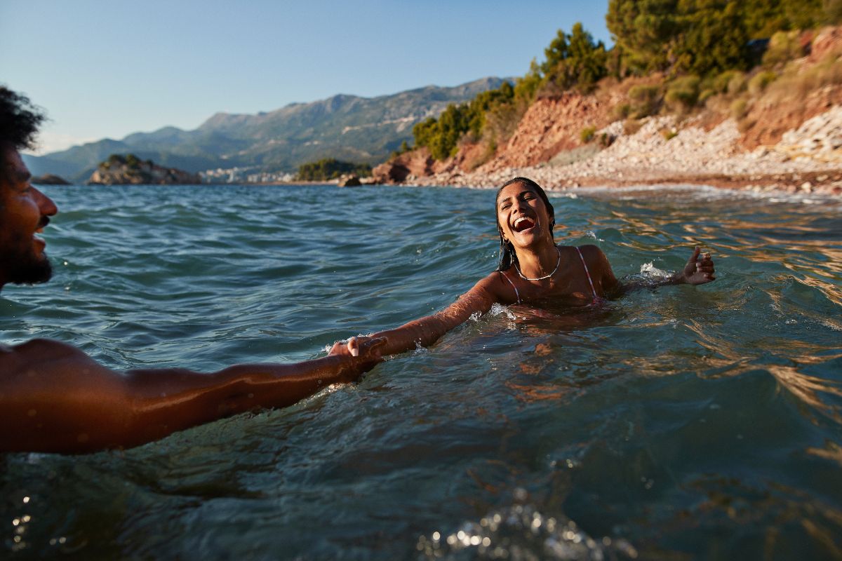 Clima de verão: sexóloga dá dicas para apimentar uma viagem romântica