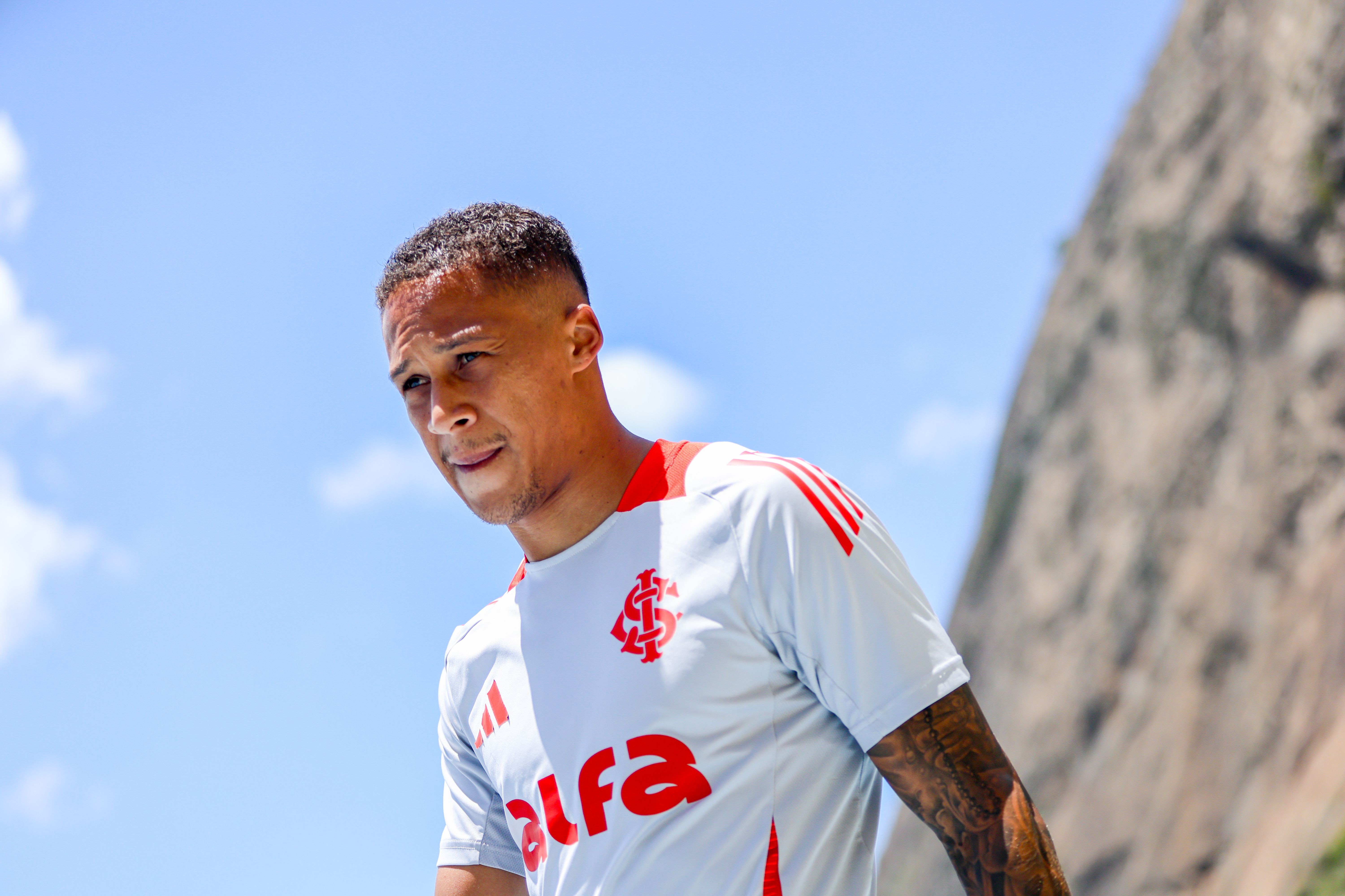 Clube chinês aumenta oferta e pode tirar Vitinho do Inter