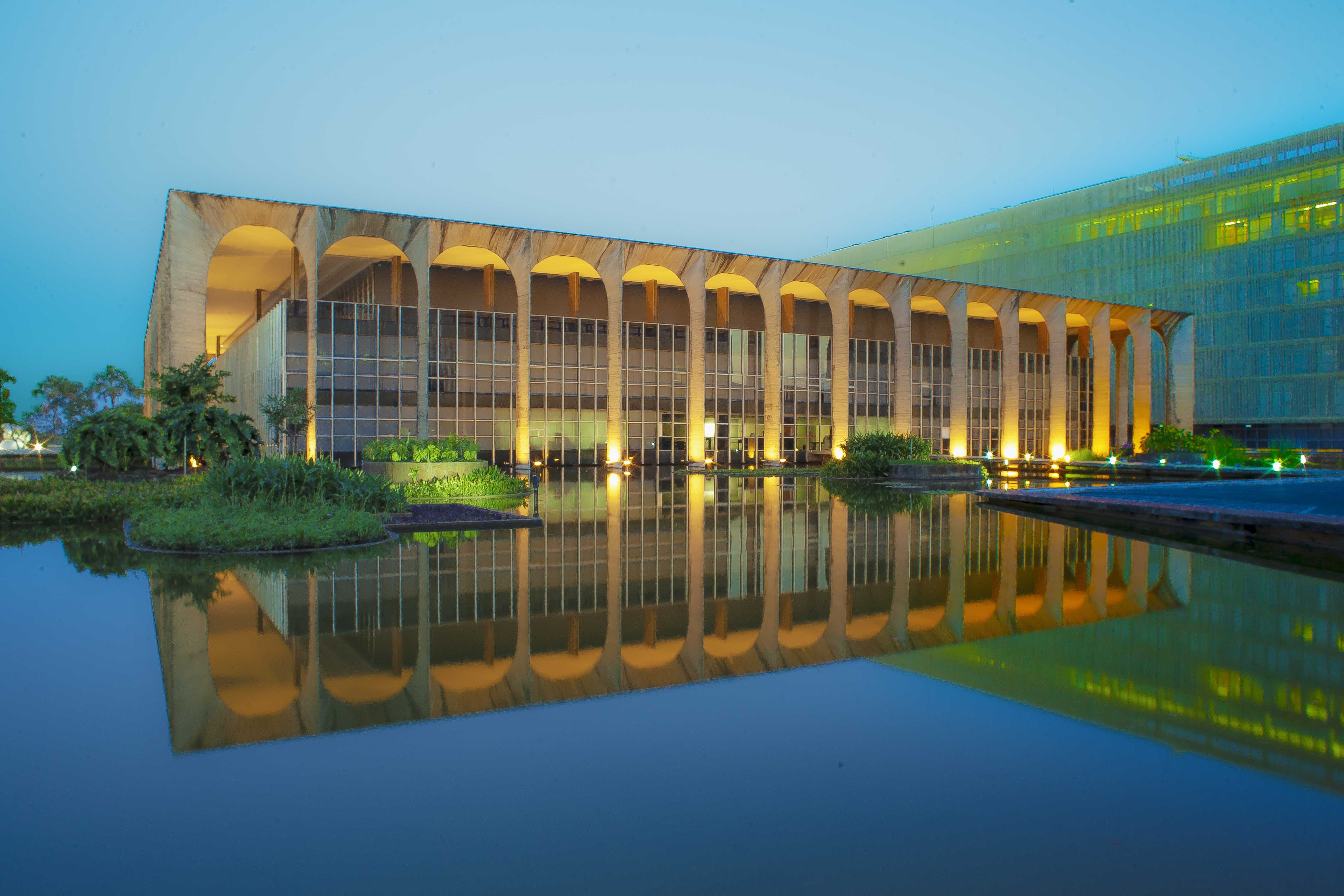 Concurso para Diplomata do Itamaraty tem 60 vagas, salário de R$ 22,5 mil e inscrições até hoje!