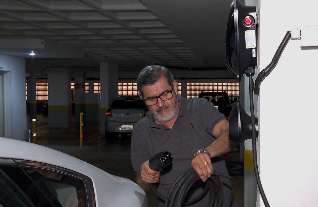 Condomínios em SP são obrigados a permitir carregadores de carros elétricos nas vagas