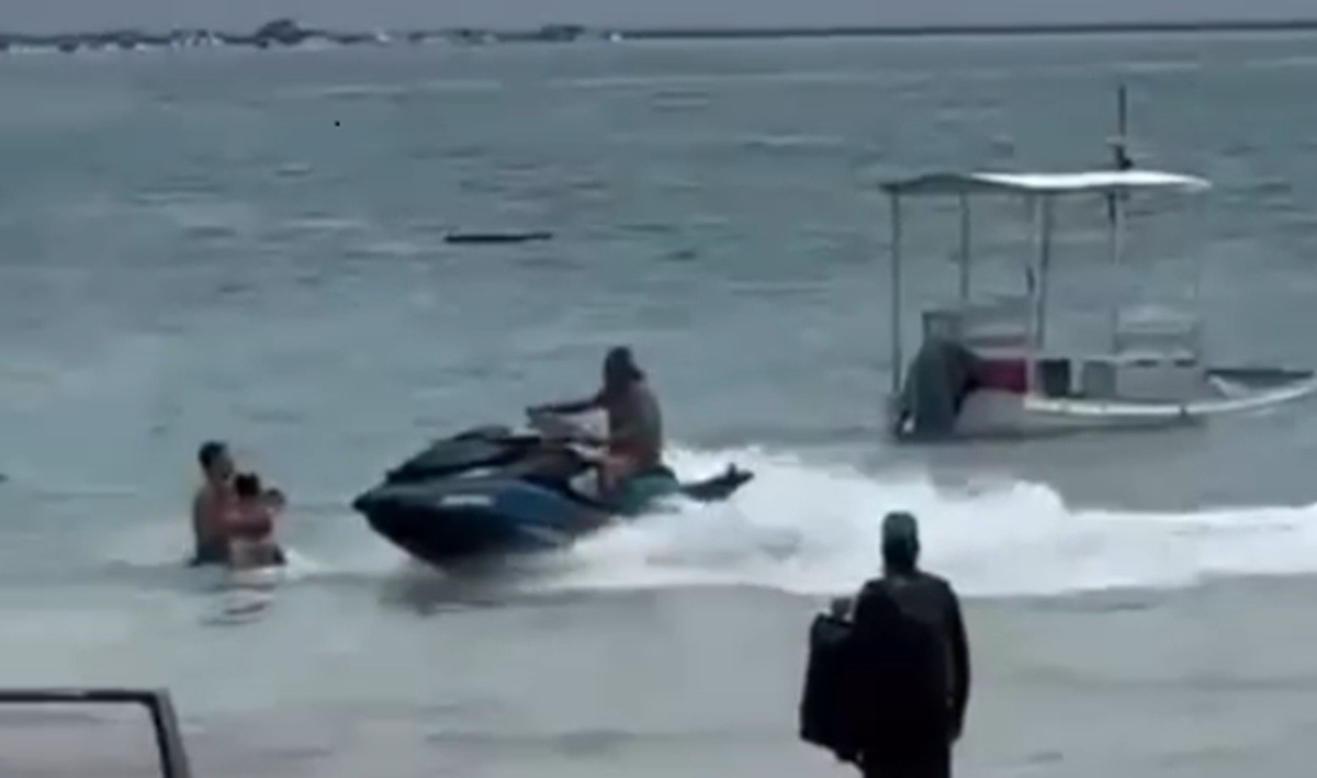 Condutor de moto aquática quase atinge homem e criança na praia de Maragogi; VÍDEO