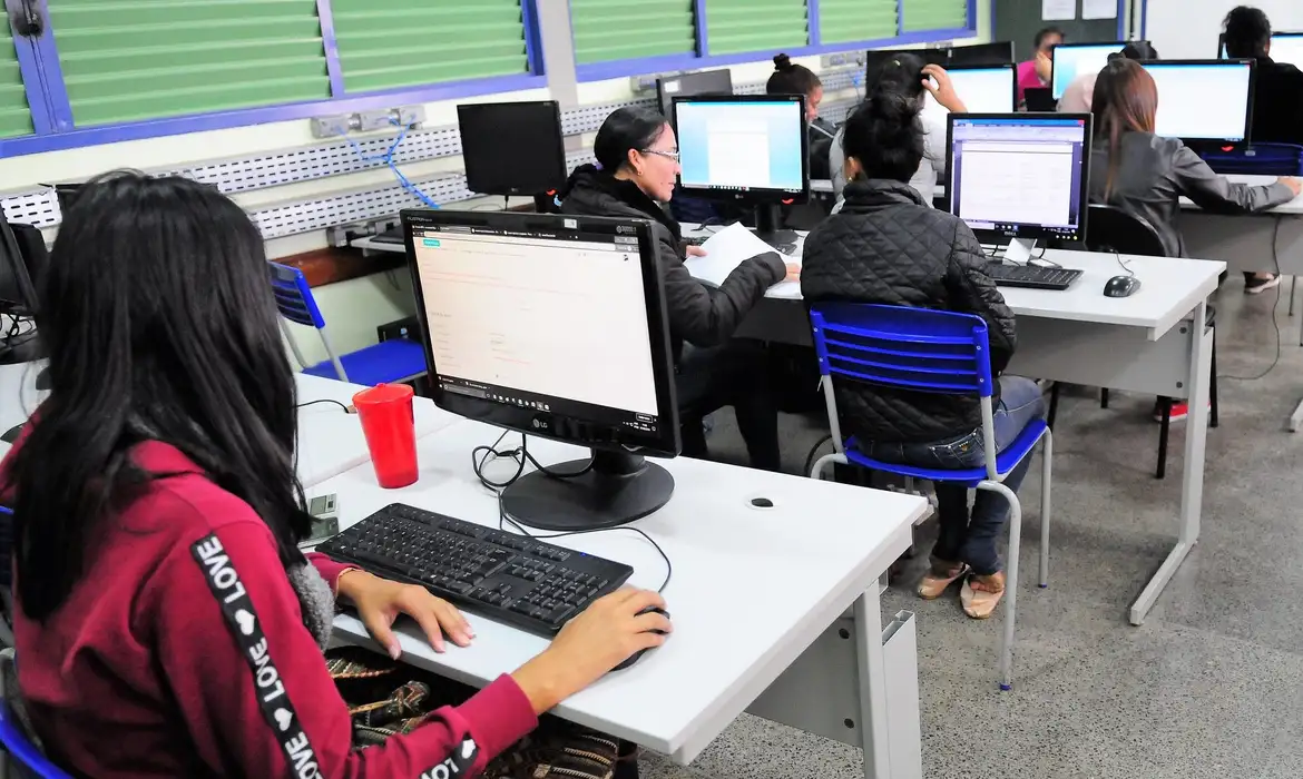 Conectividade à Internet: Empresas Pagam Dívidas Conectando Faculdades