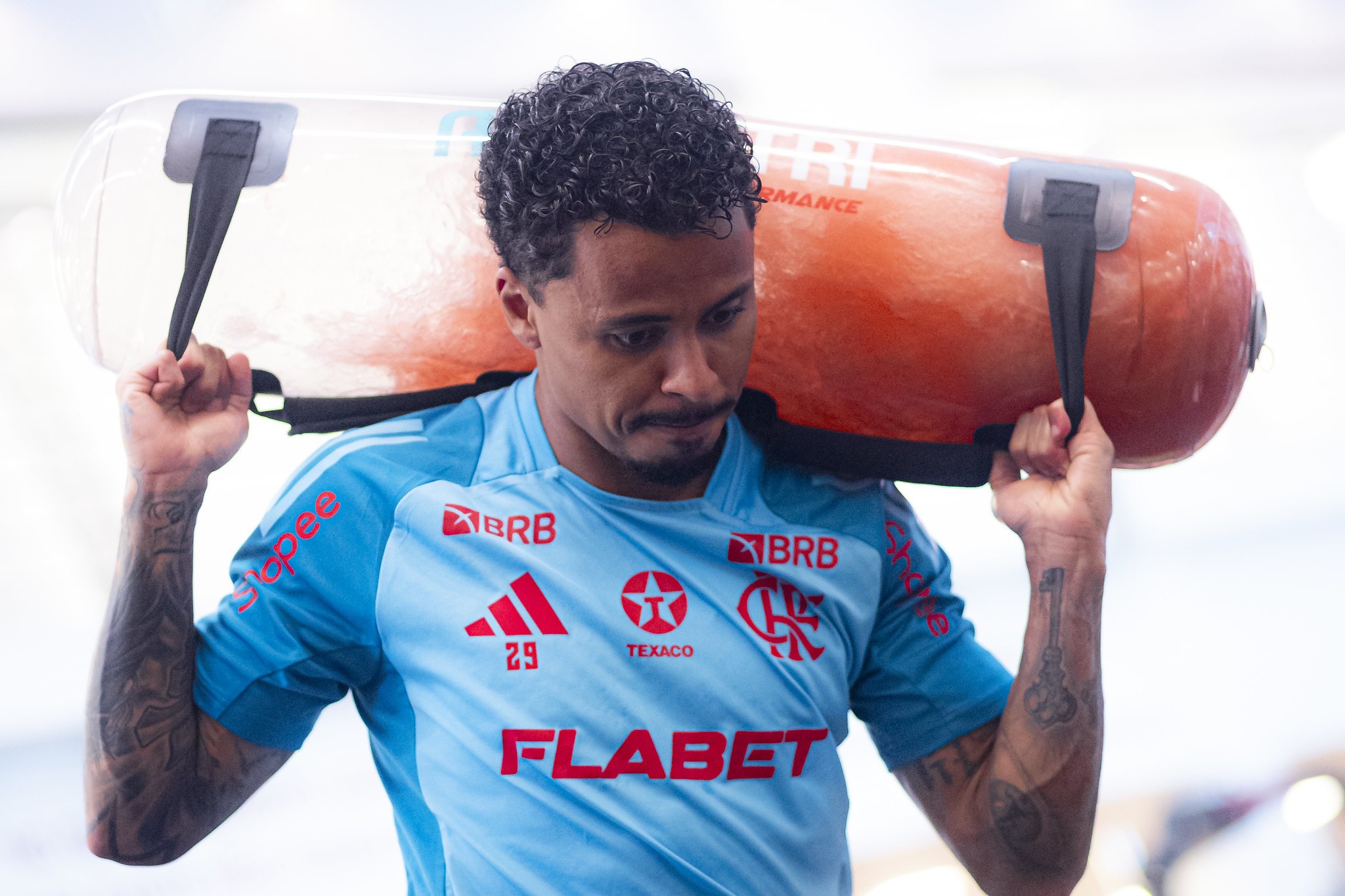 Corinthians entra em disputa com o São Paulo pela contratação de Allan, do Flamengo