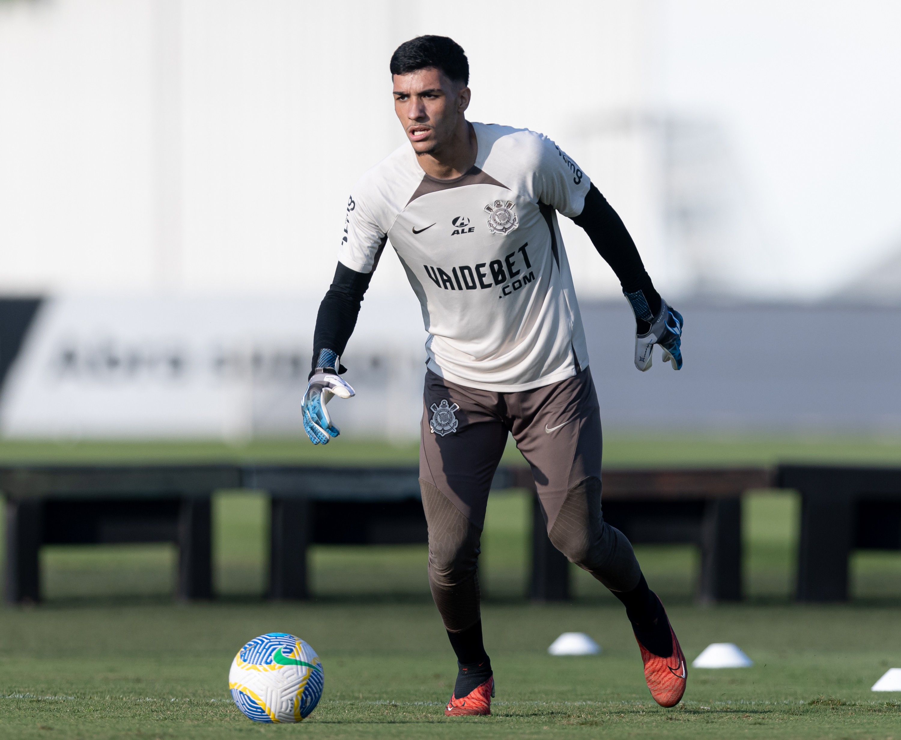 Corinthians renova contrato do goleiro Matheus Corrêa até o fim de 2028 