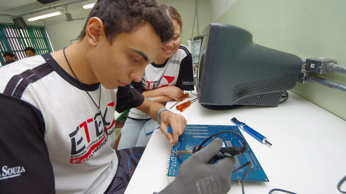 Cursos técnicos ganham espaço e oferecem salários iniciais de até R$ 6.500; veja lista