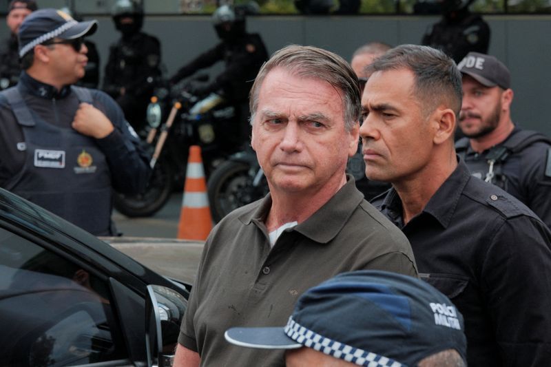 Defesa pede Smart TV e visita de pastor para Bolsonaro na PF