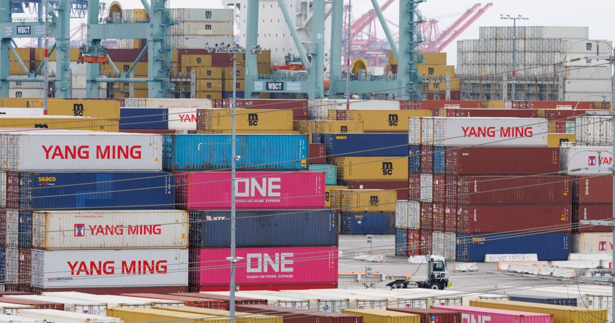 Déficit comercial dos EUA em outubro contrai e é menor desde 2009