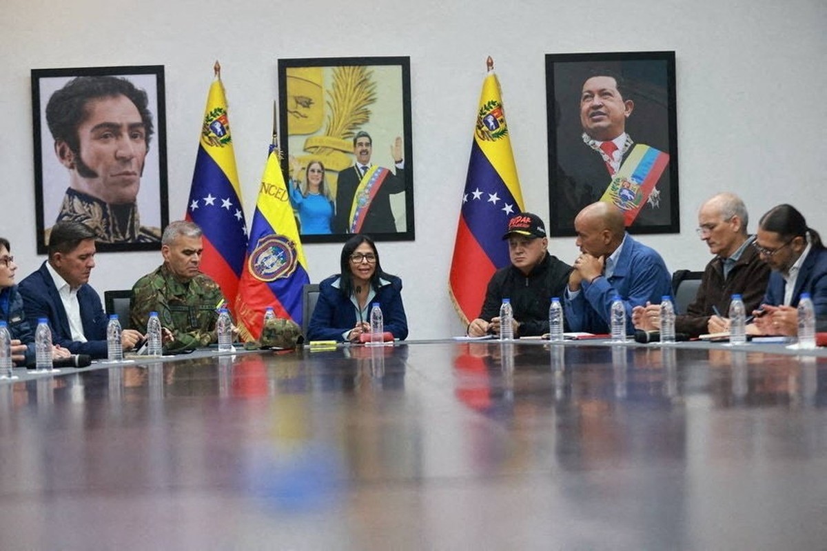 Delcy assume como interina e fontes relatam repressão