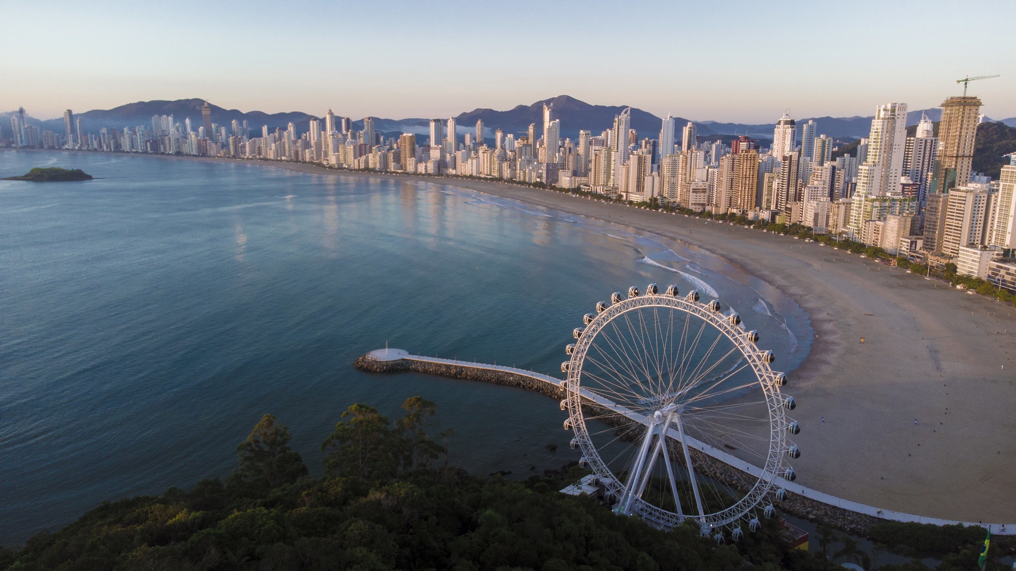 'Descer pra BC?': Balneário Camboriú é a cidade mais cara do Brasil para comprar um imóvel