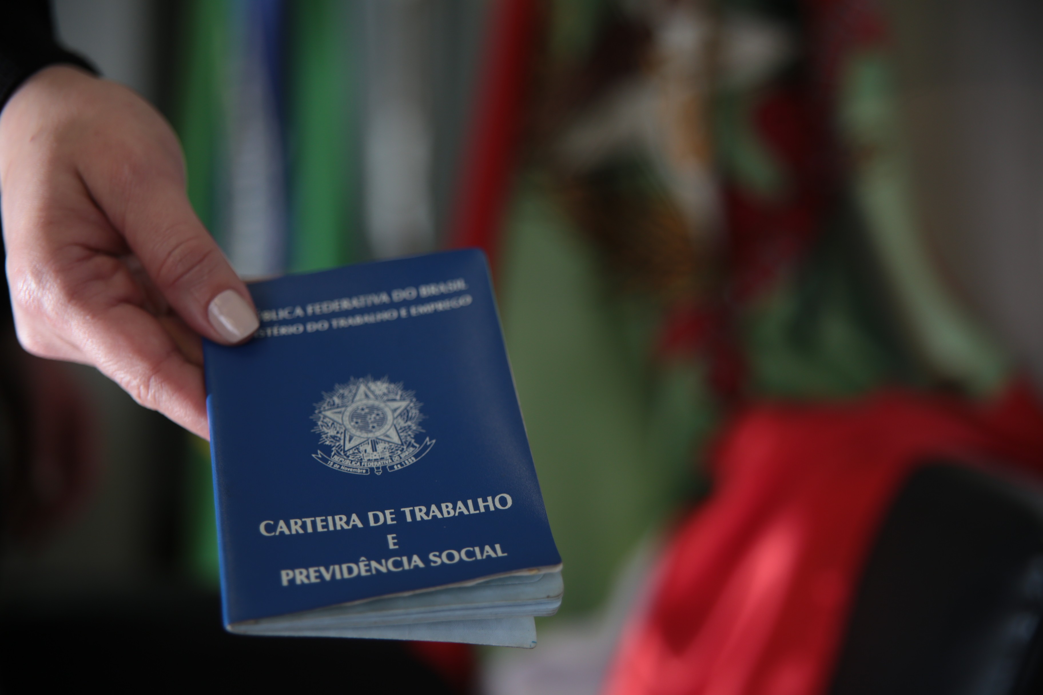 Desemprego no Brasil: Taxa Sobe para 5,8% no Trimestre