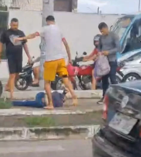 Detenção de suspeito de furto em Fortaleza: população intervém e polícia é chamada