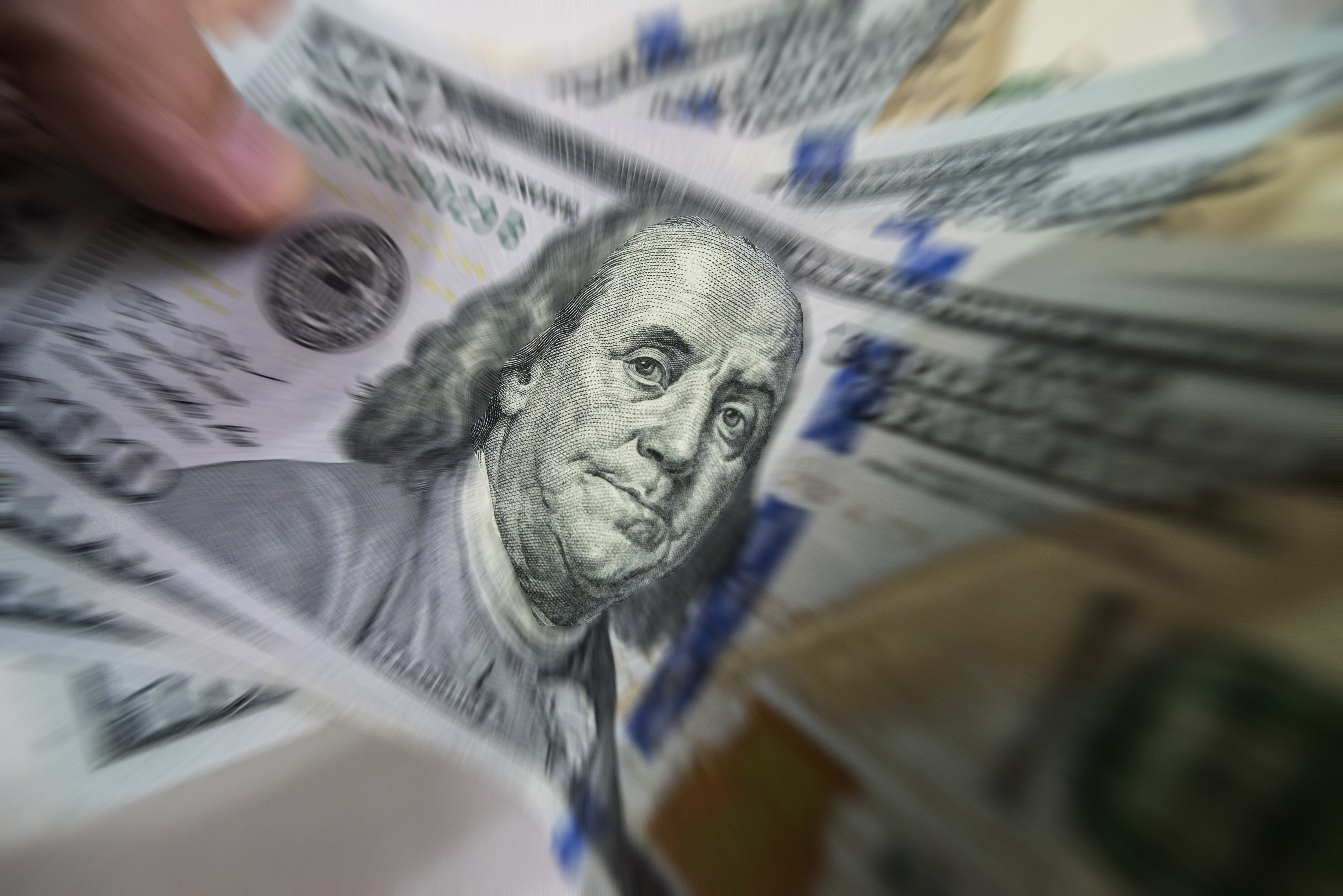 Dólar abaixo de R$ 5: o que explica a queda da moeda americana?