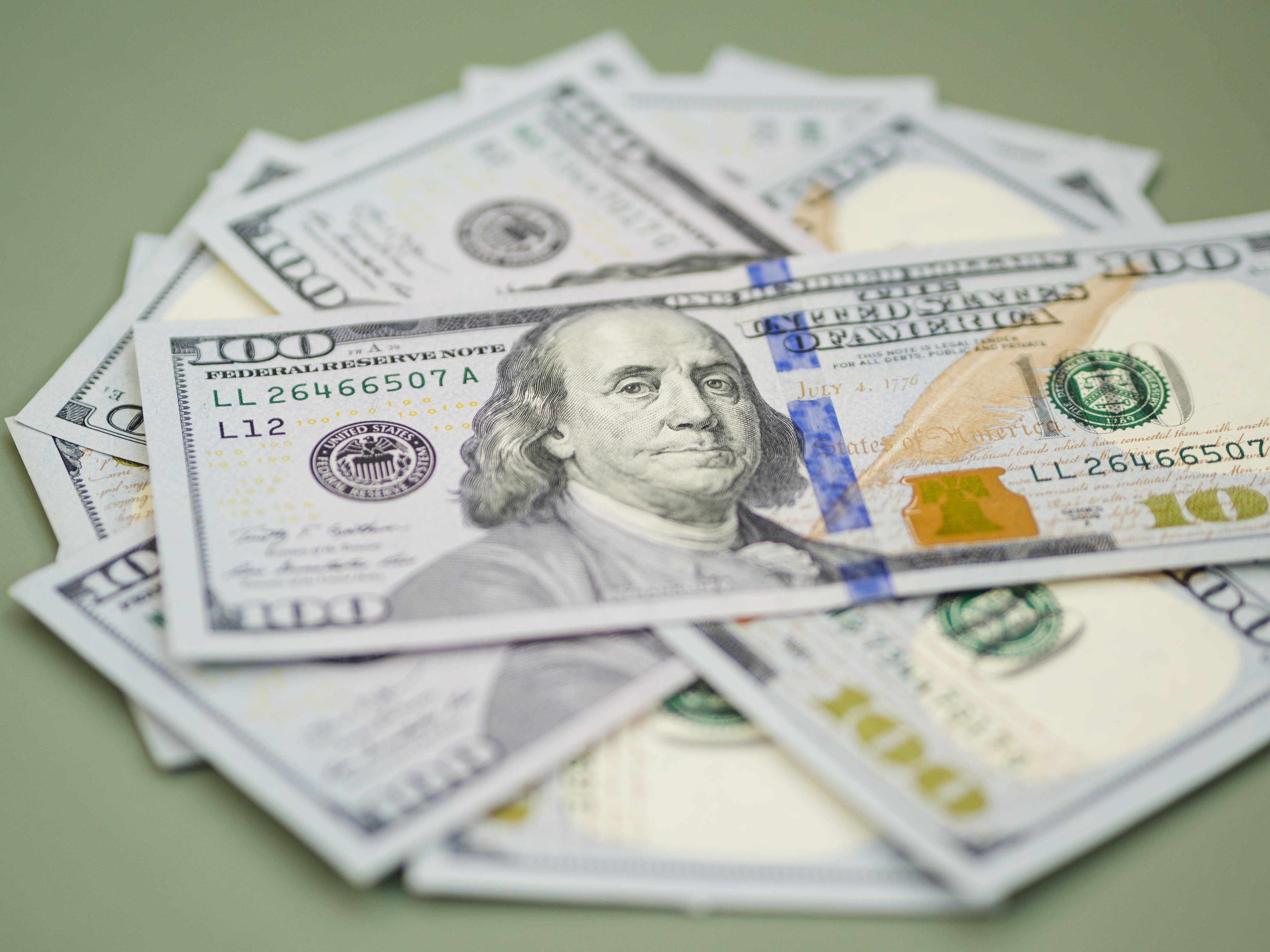 Dólar abre atento à produção industrial no Brasil e a dados de emprego nos EUA