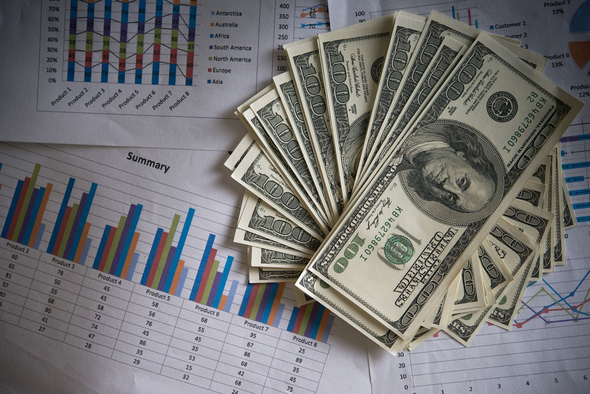 Dólar cai a R$ 4,94 após tensões no Oriente Médio e ata do Copom