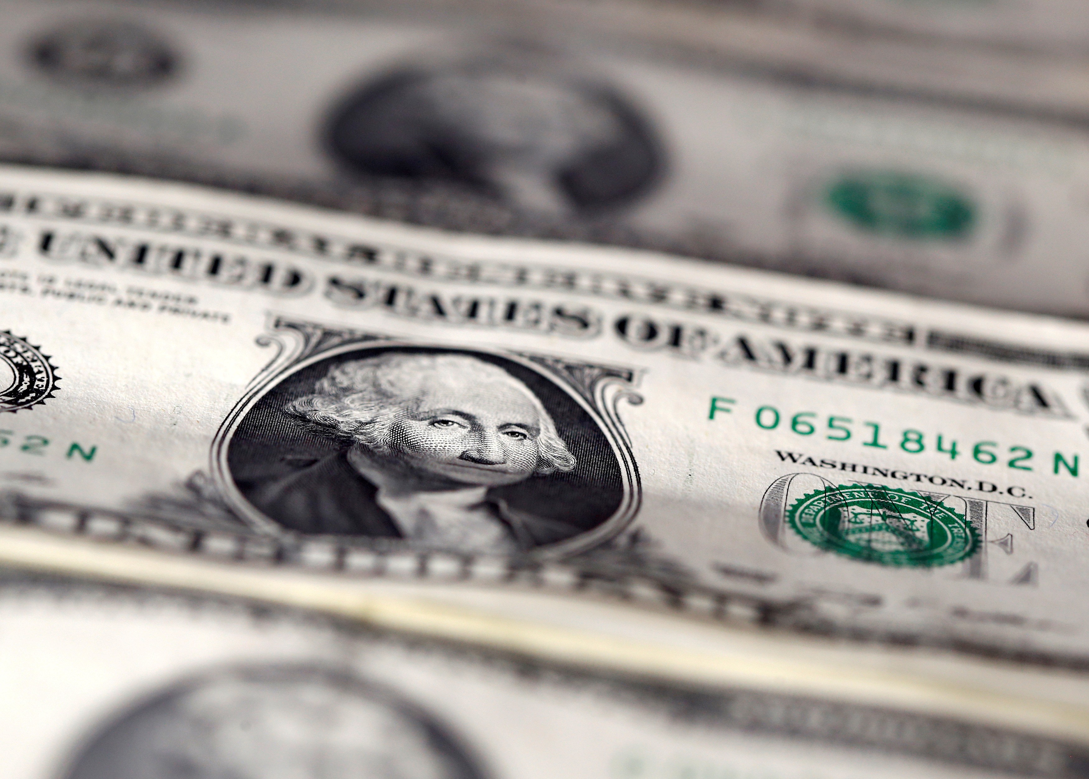 Dólar cai ao longo da manhã; guerra entre EUA e Irã ainda causa tensão