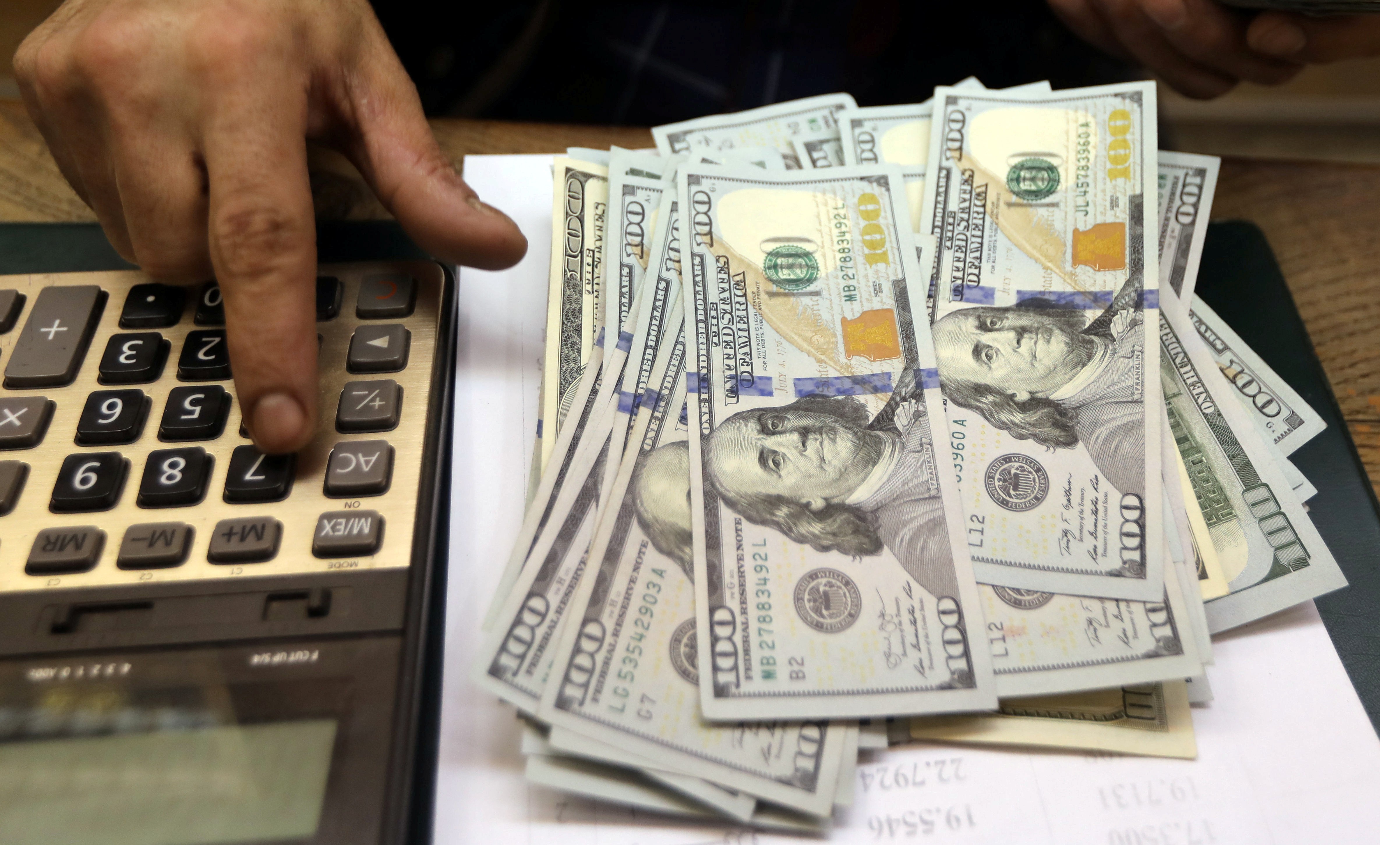 Dólar e bolsa operam em alta com mercado atento à captura de Maduro pelos EUA
