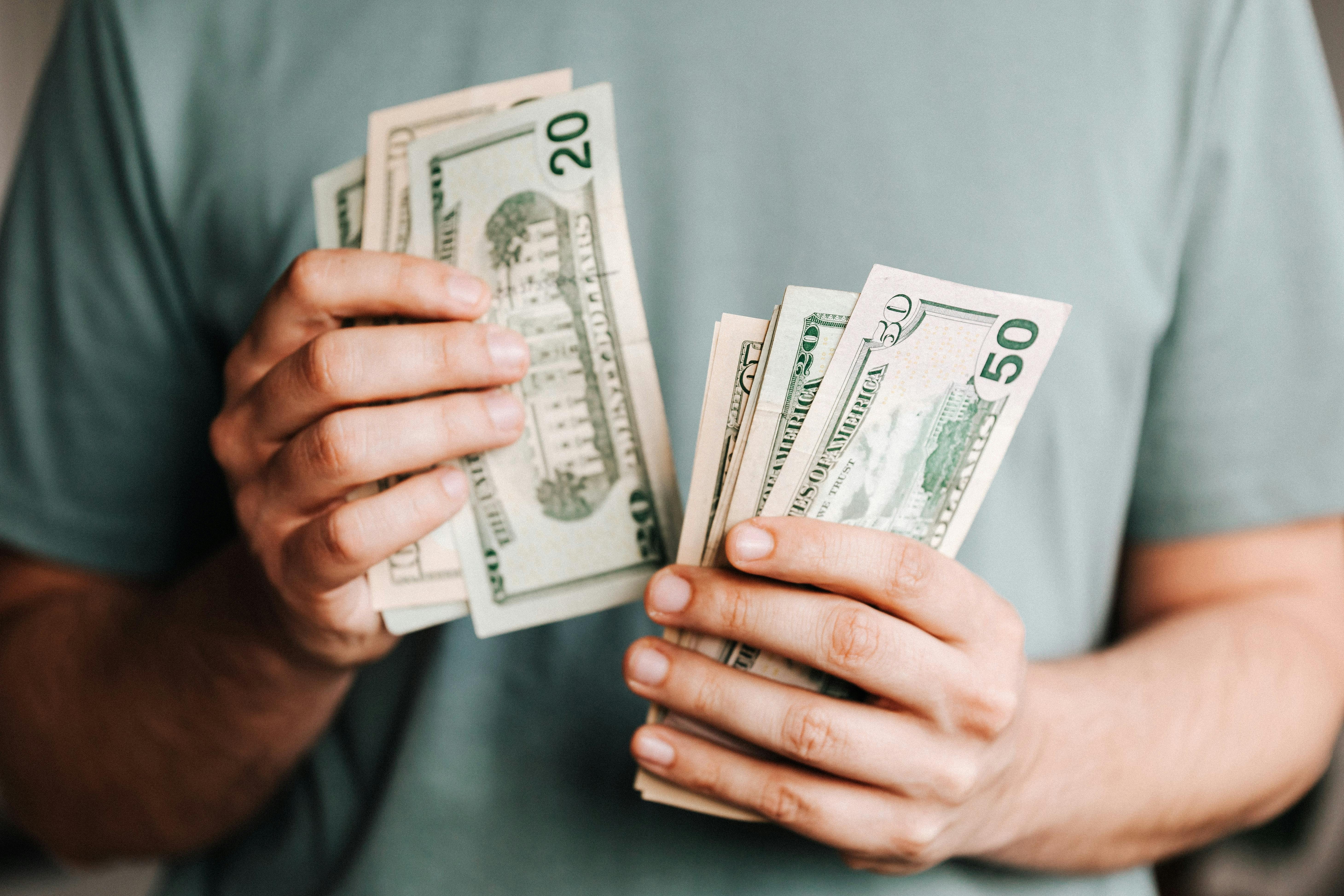 Dólar fecha em R$ 5,18, menor nível desde maio de 2024; Ibovespa bate novo recorde