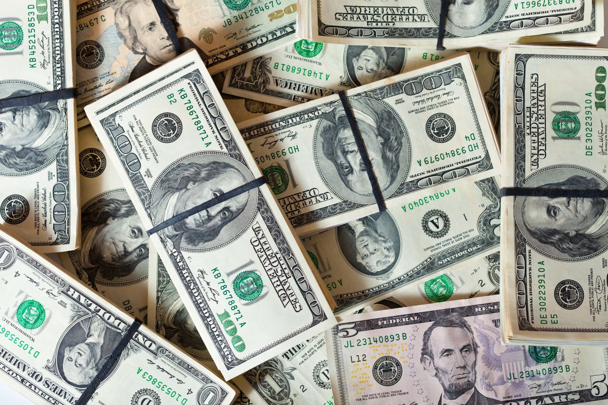 Dólar inicia o dia com foco no IPCA e em declarações de Haddad