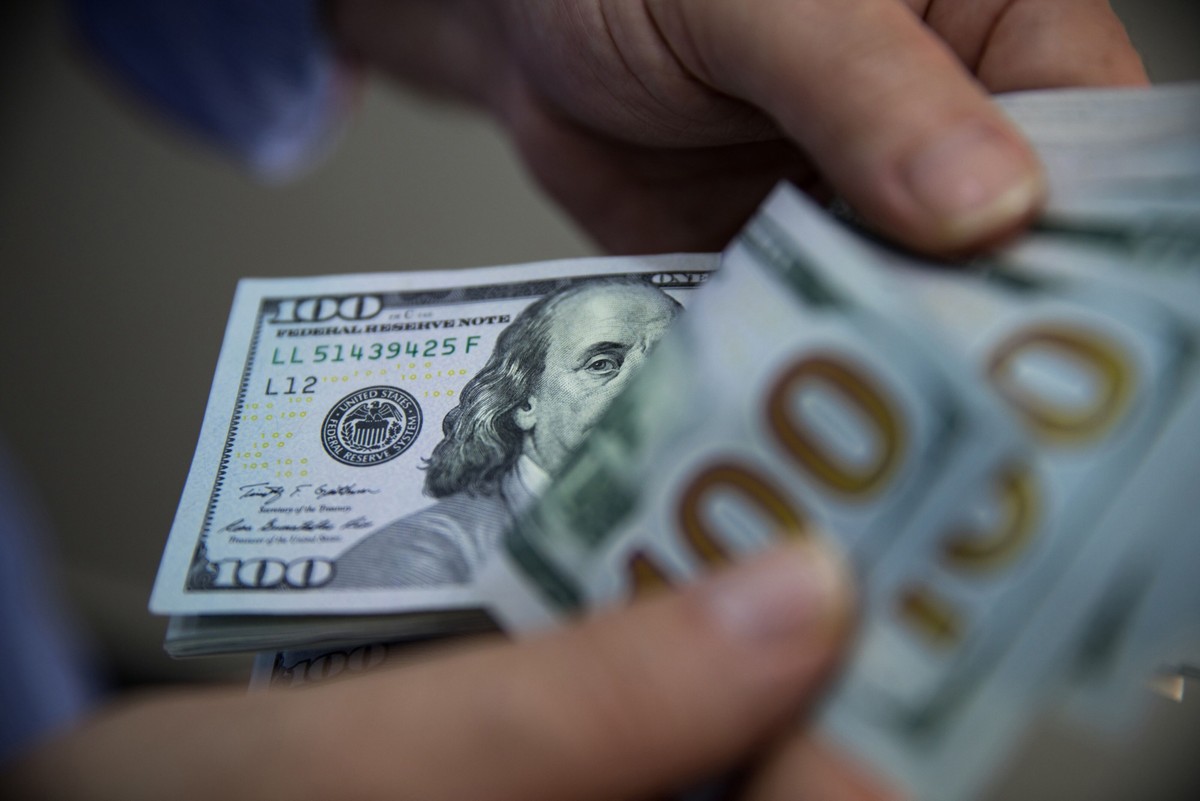 Dólar opera em leve alta à espera de dados de emprego nos EUA
