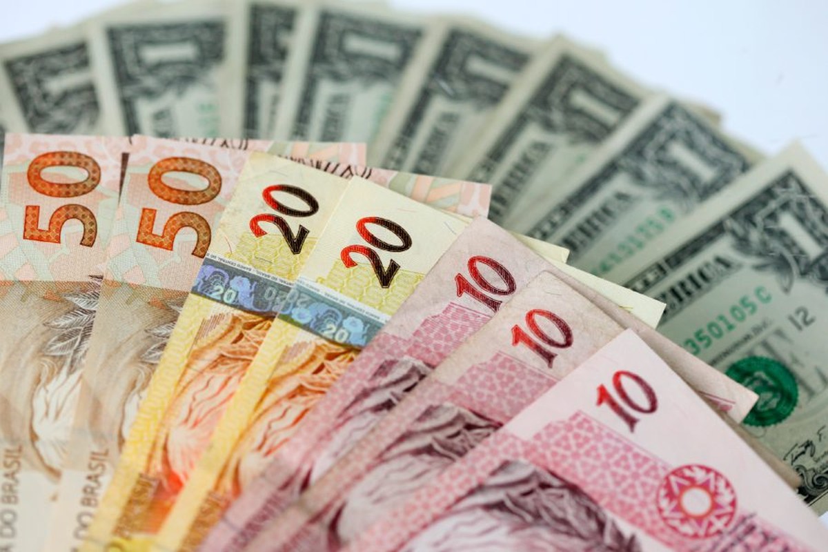 Dólar perde força contra o real e acumula queda de 1% na primeira semana de 2026