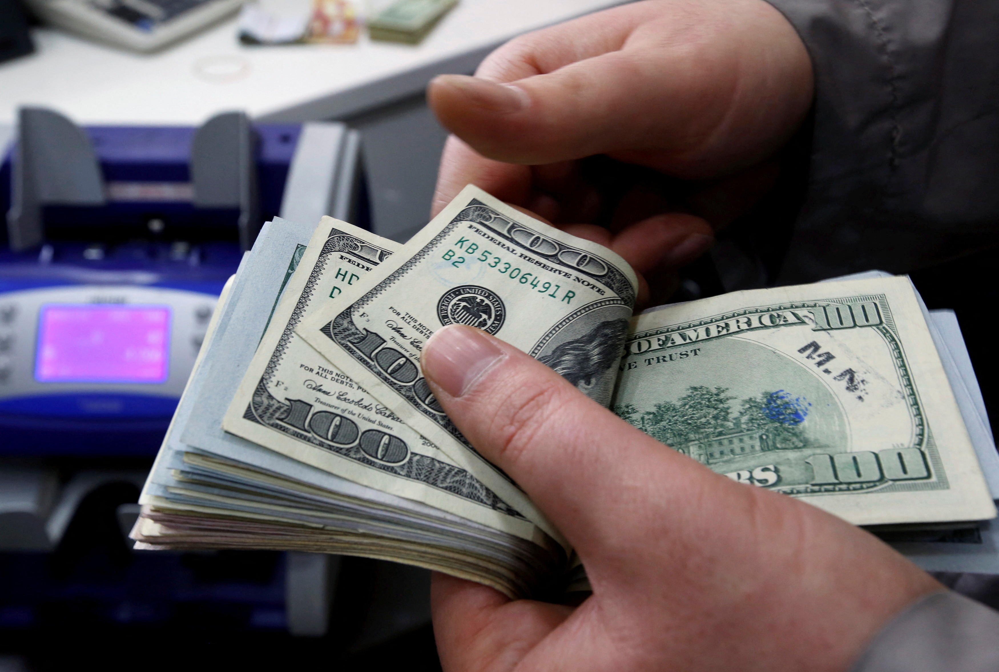Dólar recua e fecha em R$ 5,22, de olho no exterior e em negociações entre EUA e Irã; Ibov