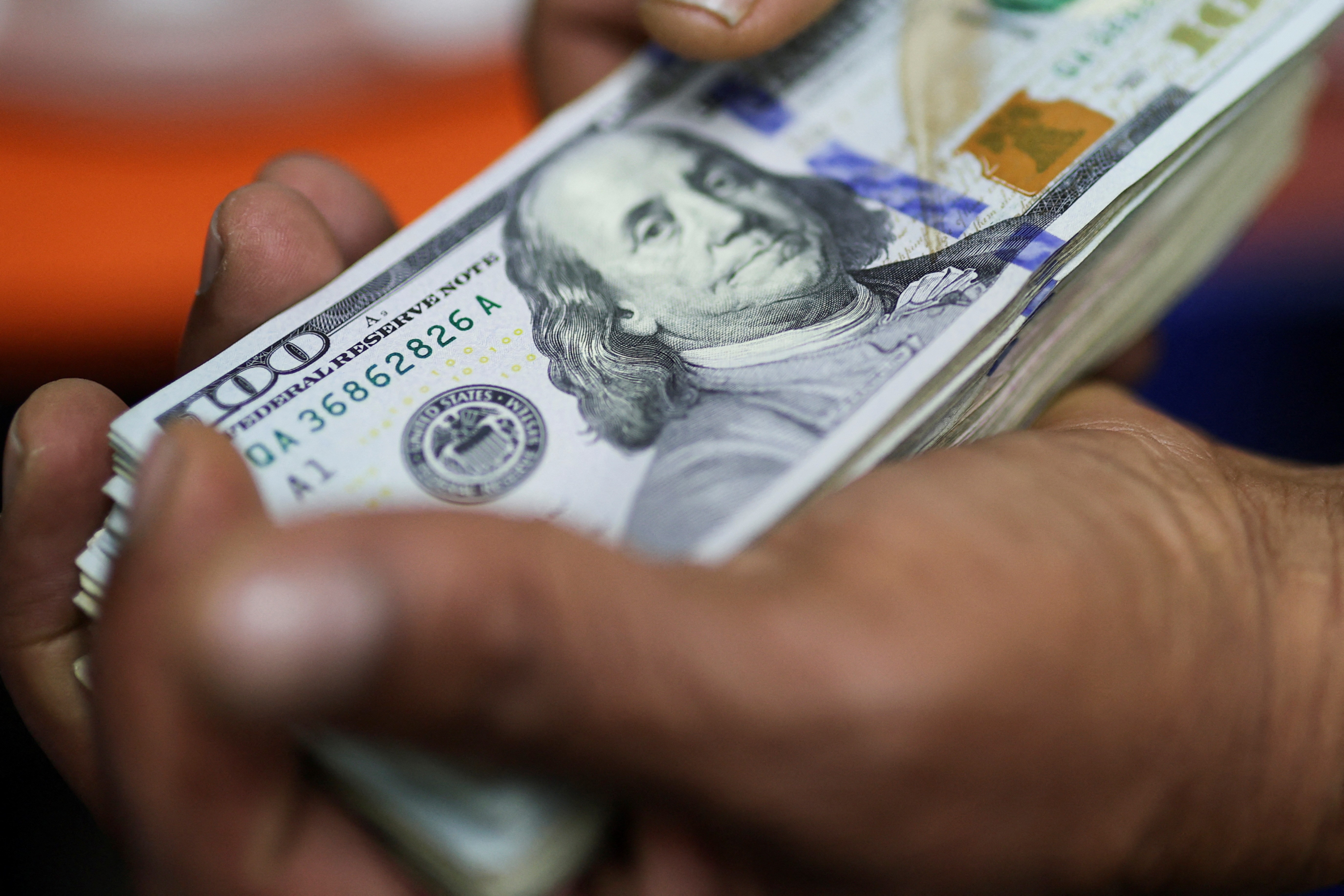 Dólar recua e fecha primeiro pregão do ano em R$ 5,42; bolsa cai