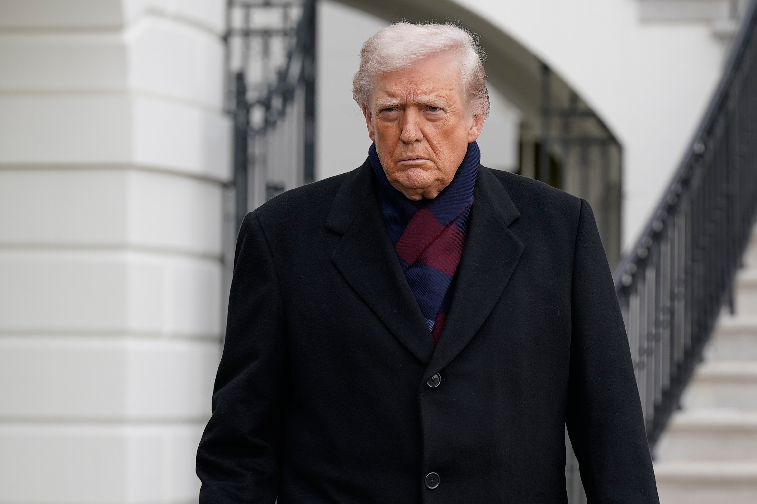 É #FAKE foto de Trump caminhando com andador; imagem foi criada com inteligência artificia