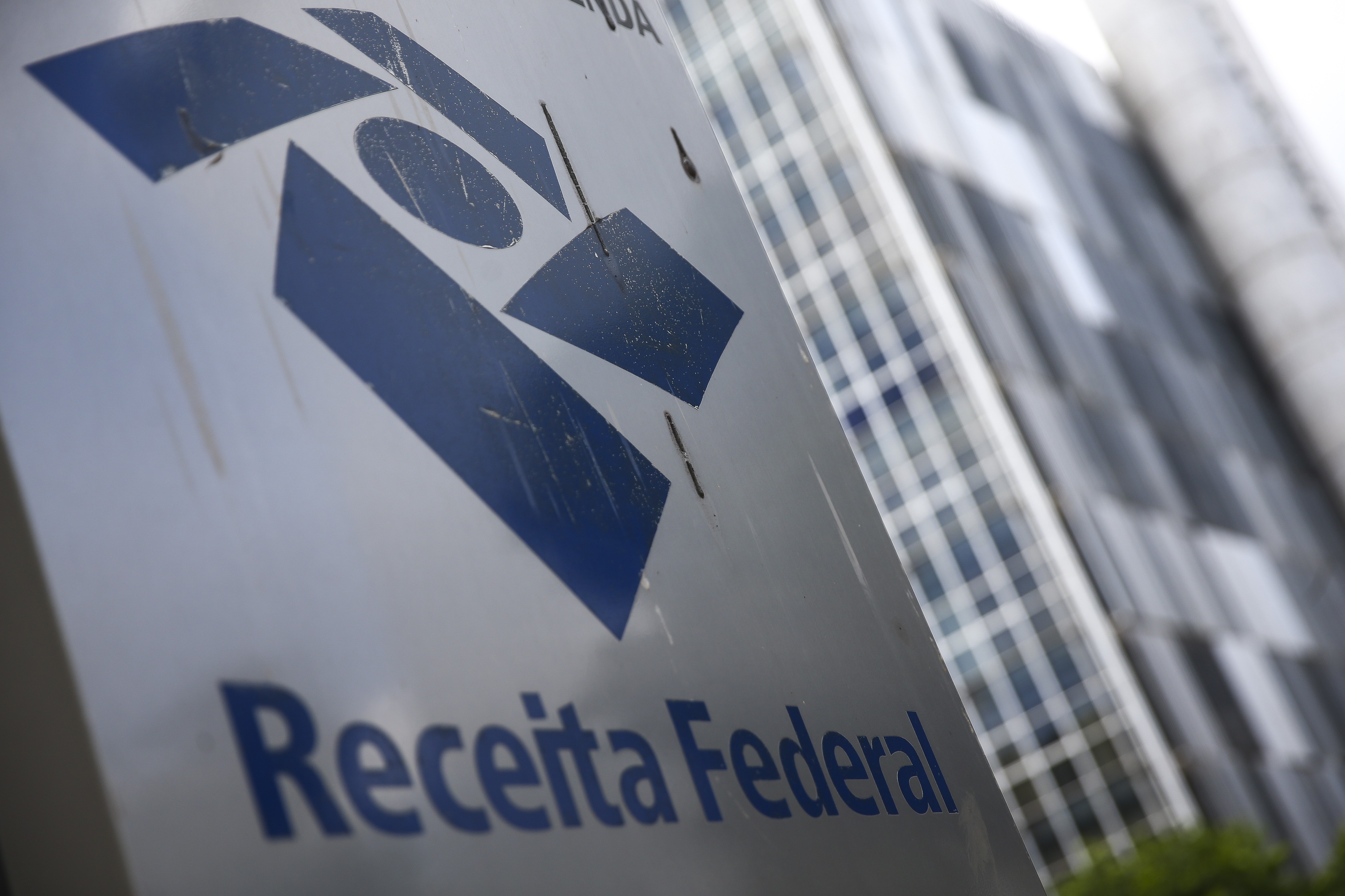 É #FAKE que Receita vai suspender contas de banco e cartões de crédito por suposta 'Dívida