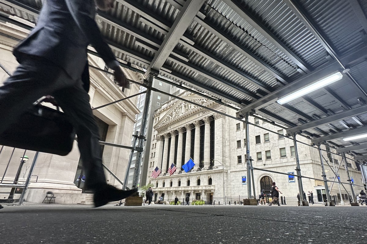 Em NY, bolsas fecham sem direção única com queda de 'techs' e alta no setor de defesa