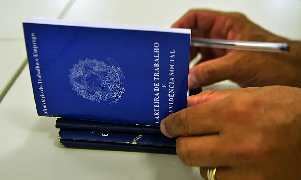 Emprego com Carteira Assinada: O que os Brasileiros Realmente Querem
